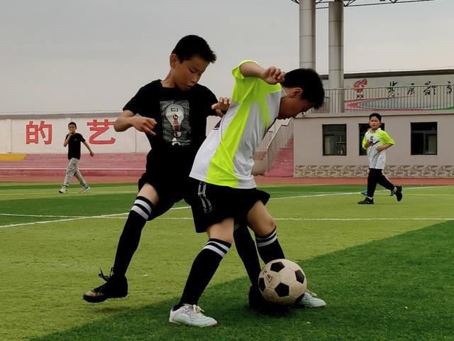 足球比赛中球员们的奋勇拼搏打动人心的简单介绍