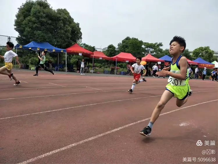 关于游泳项目连连刷新记录，突破自我的信息
