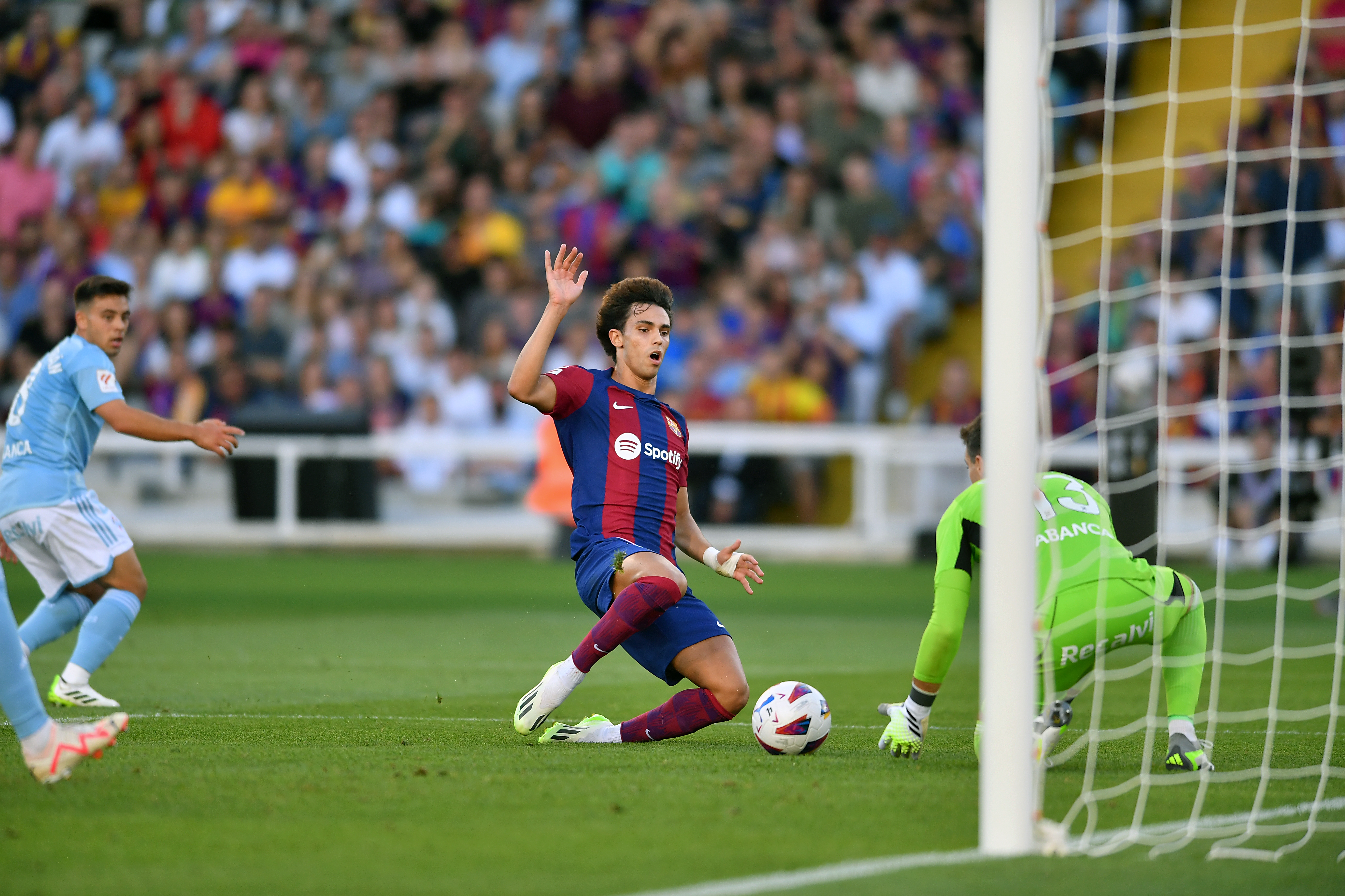 足球球员突破自我，表现堪称完美