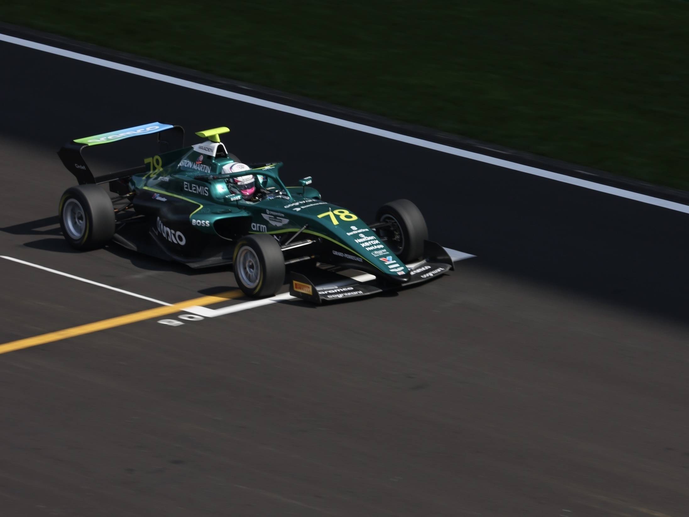 红牛车队鏖战阿斯顿马丁,塞恩斯点燃赛场 红牛车队鏖战阿斯顿马丁,塞恩斯点燃赛场