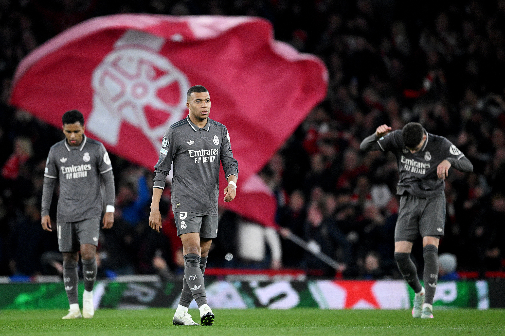 阿森纳险胜罗马，本泽马状态火热